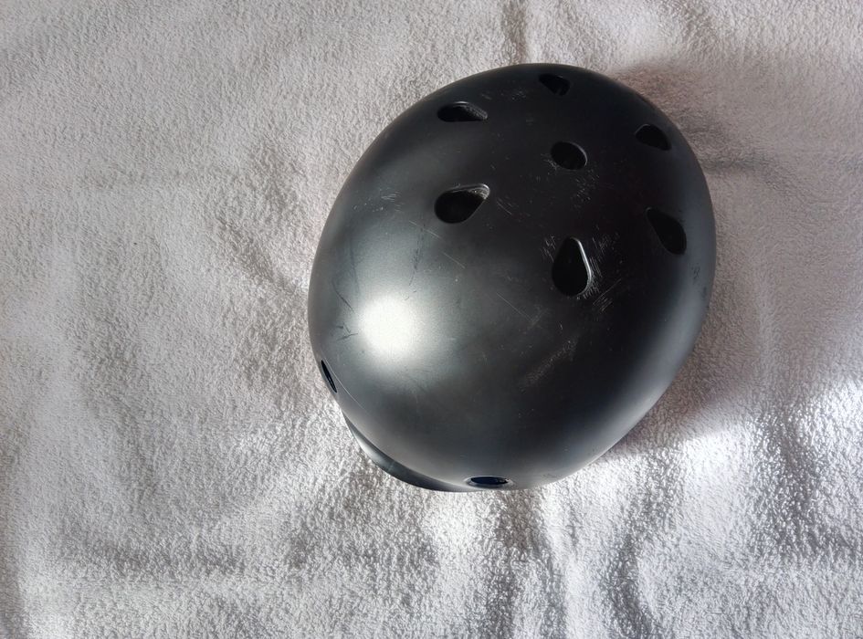 Capacete para trotineta, skate e patins