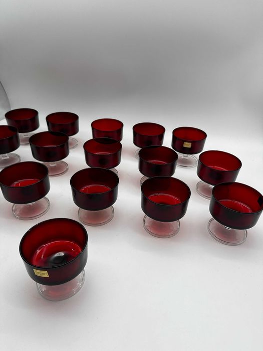 Piękny duży zestaw kieliszków deserówek czerwone szkło Luminarc 16szt