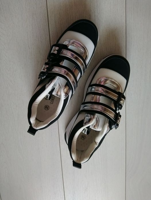 Кросівки нові Loretta 39