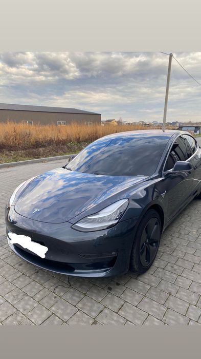 Здаєтсья тесла в оренду