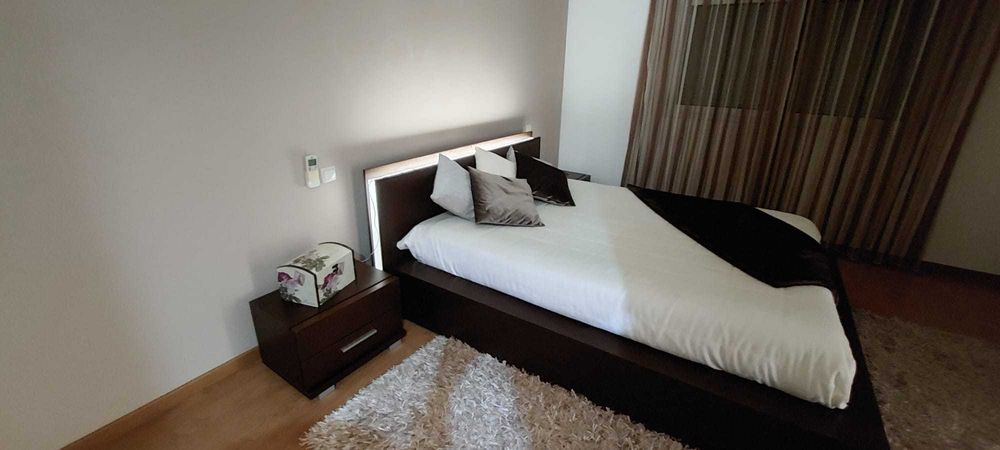 Cama casal robusta em muito bom estado, como nova.