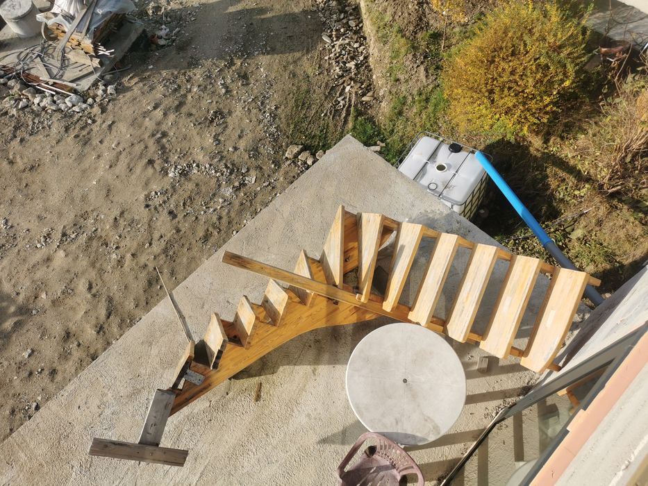 Schody sosnowe  Dobry stan