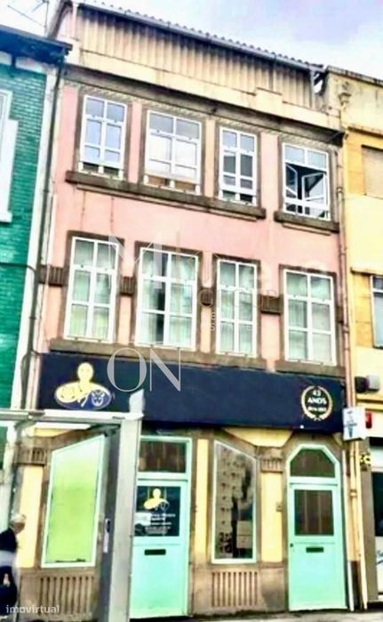 Building with Commercial Space + 3 Residential Floors | Avenida Fernão Magalhães