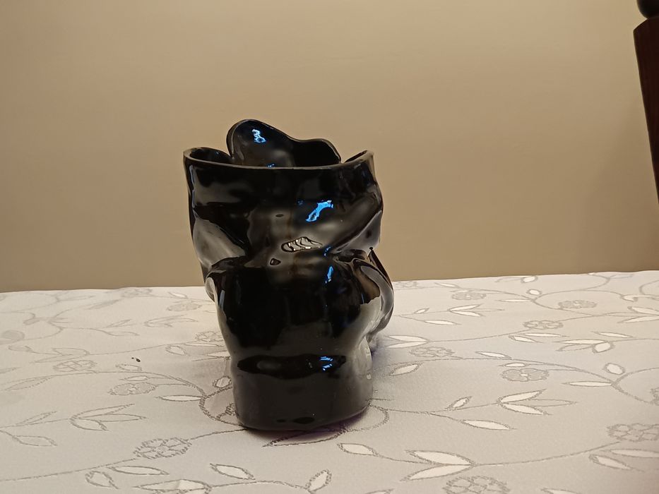 Ceramiczny czarny but z czerwoną sznurówką, prl, vintage, wazon