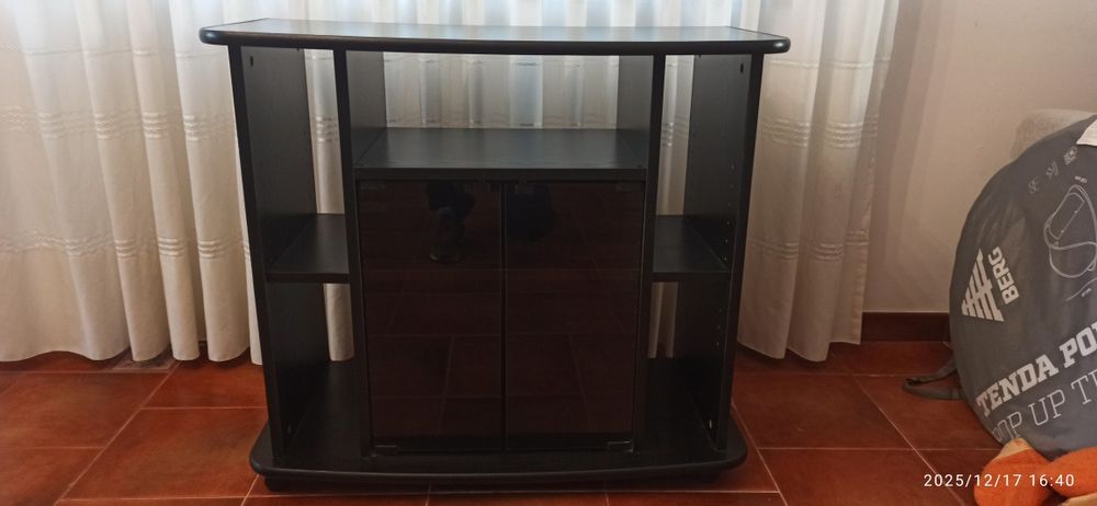 Móvel de tv com portas de vidro