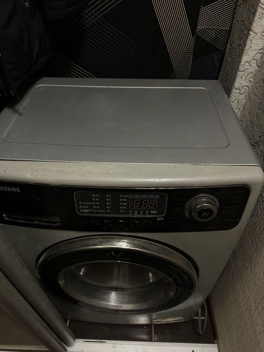 стиральная машина Samsung (модель WF7600S9R) с загрузкой 6 кг.