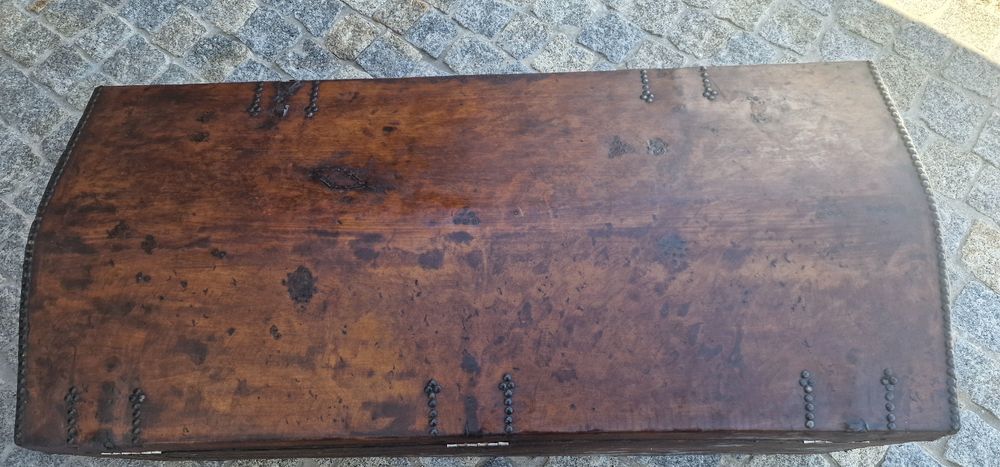 Baú  ou arca couro muito antiga restaurada.