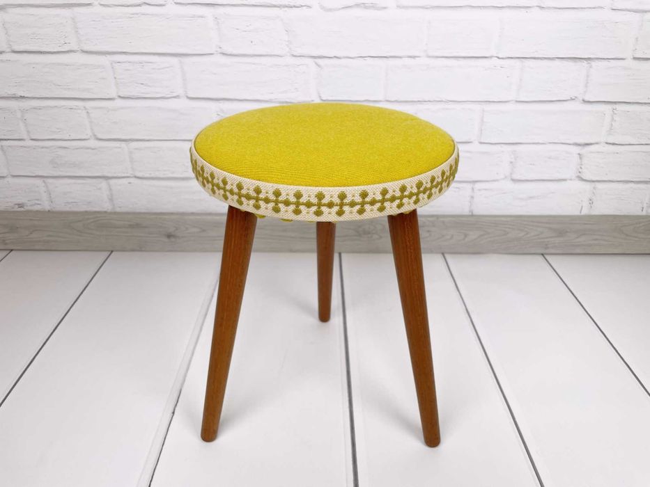 Duński podnóżek/stołek/taboret z haftowaną tapicerką (mid century prl)