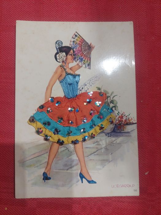 Postal figura regional com traje tradicional