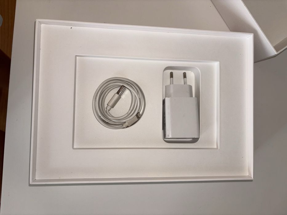 iPad 8th Generation 128 GB + Apple Pencil | Good Condition64284275924227123