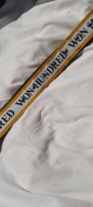 Nowy z metkami pasek von Hundred