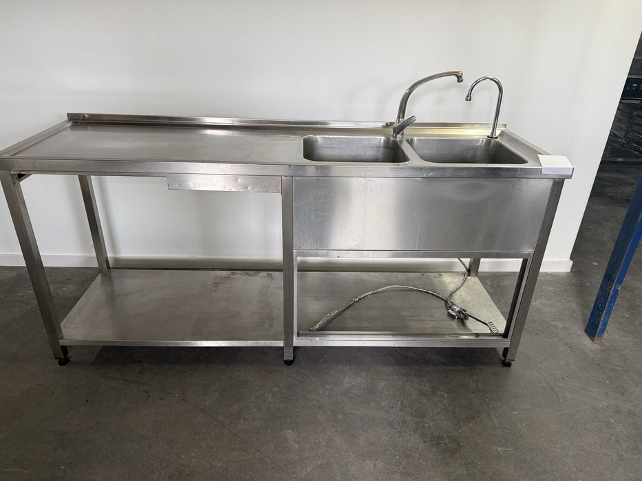 Bancada duas cubas pias com torneiras