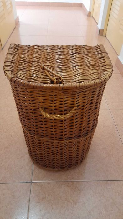 Cestos em verga envernizados e em bom estado cada 10 €