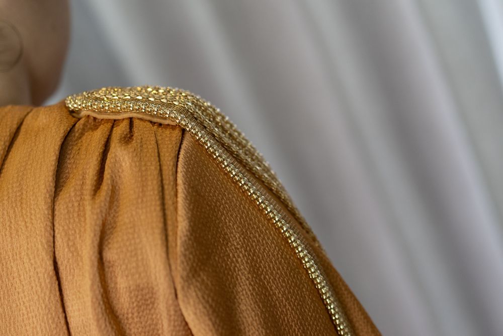 Vestido longo Char com decote em V profundo e franjas nos ombros - Marca: lune eclat