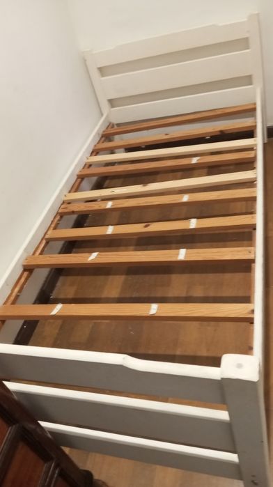 2 Camas usadas de um corpo pintadas a branco
