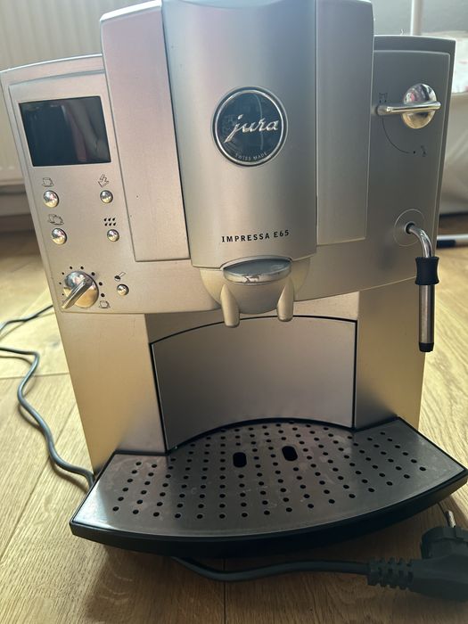 Кавомашина кавоварка jura E65