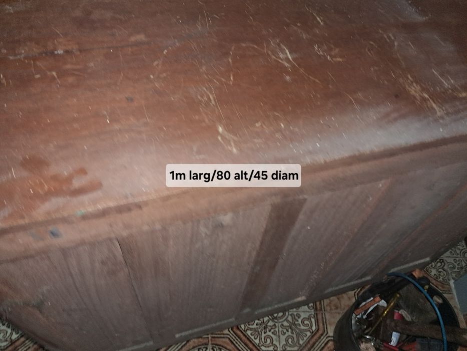 Comoda em madeira com quatro gavetas