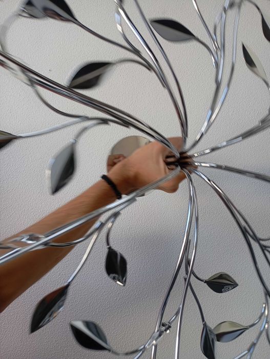 candeeiro com botões de rosa