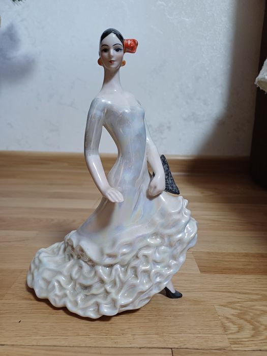 Фарфорова статуетка