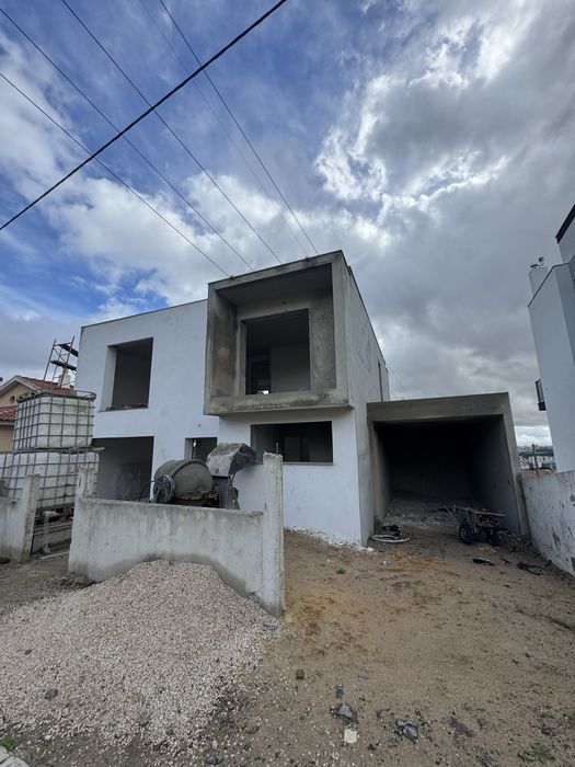 Moderna Moradia T3+1 (3 Pisos) em Construção vendida no estado em que se encontra – Encosta do Mourigo, Famões