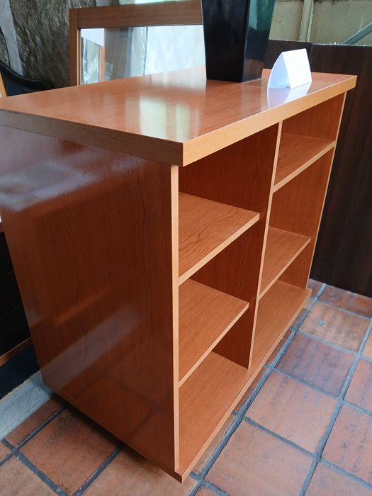 Móvel TV impecável com rodízios