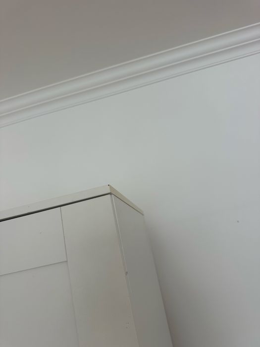 2 roupeiros mais uma estante, com algumas marcas de uso.