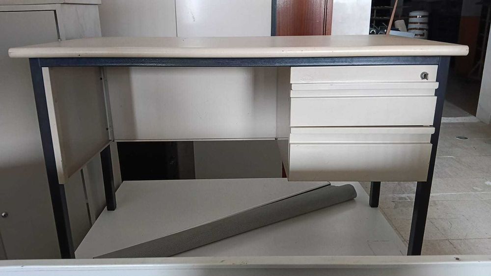 Secretárias em metal com gavetas - 120€ CADA