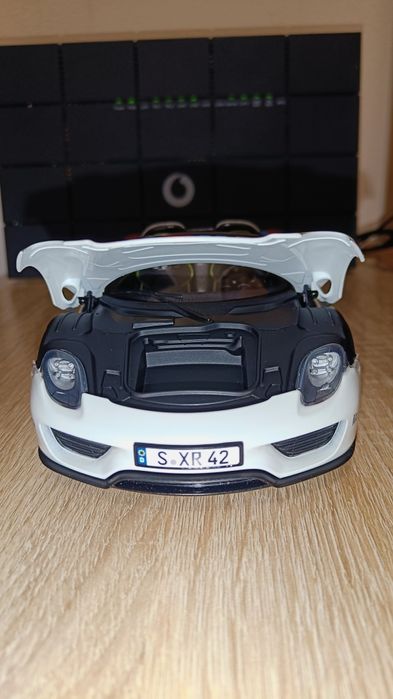 Porsche 918 Spyder "Martini" (1:18) - Minichamps