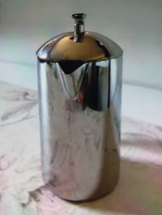 Jarra de café e chaleira em aço inox