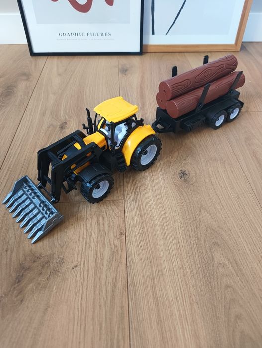 Traktor z przyczepą z drewnem