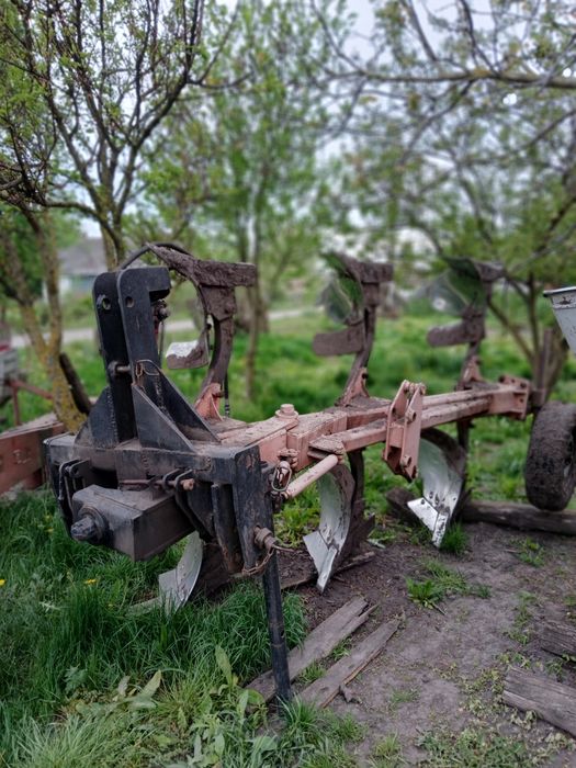Плуг  оборотний, три корпуси