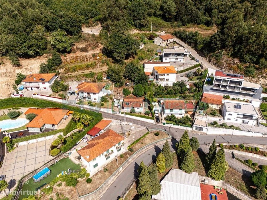 Moradia Térrea com grande potencial | Garagem e Jardim