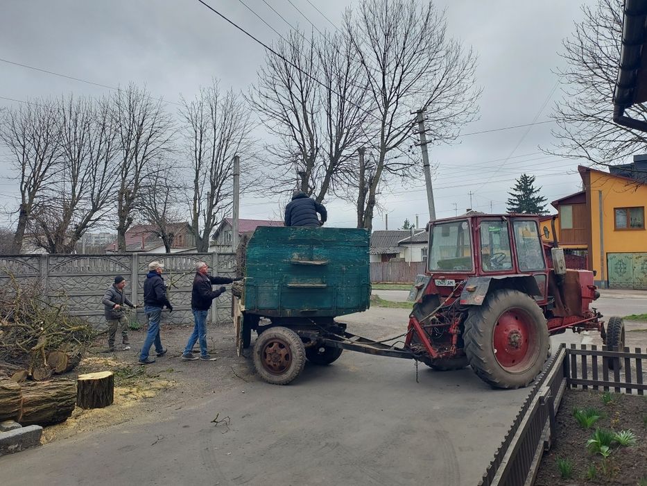 Косіння трави мульчер, газонокосилкою