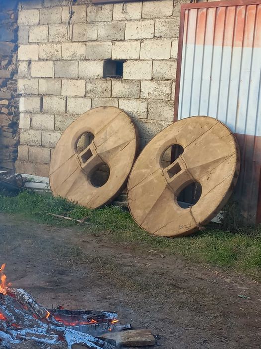 Rodas antigas de carroça de bois