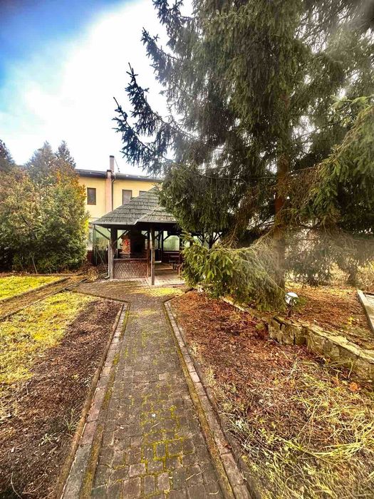 Продаж будинку з великою земельною ділянкою в Брюховичах,