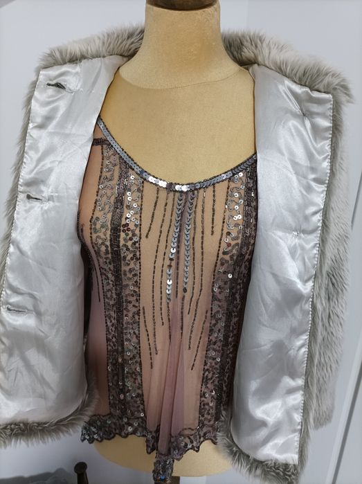 Szare srebrne futerko