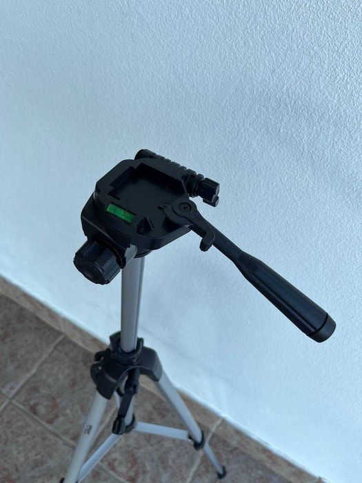 Tripé ajustável c/ nível