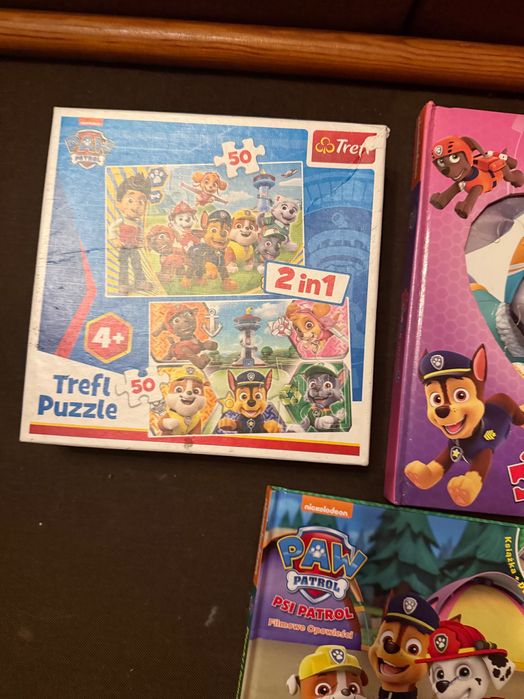 Zestaw książek i puzzli