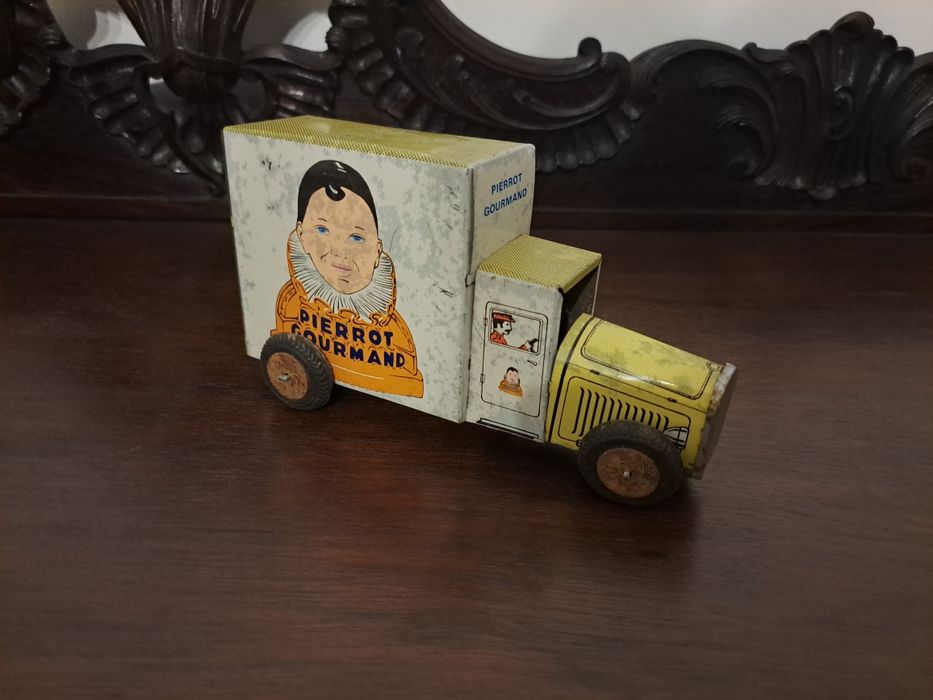 Brinquedo carro antigo