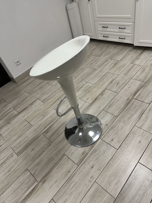 Hoker barowy – biały, regulowana wysokość