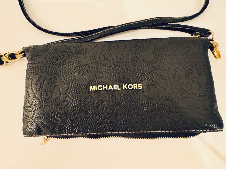 Michael Kors – mała czarna torebka listonoszka, złote detale