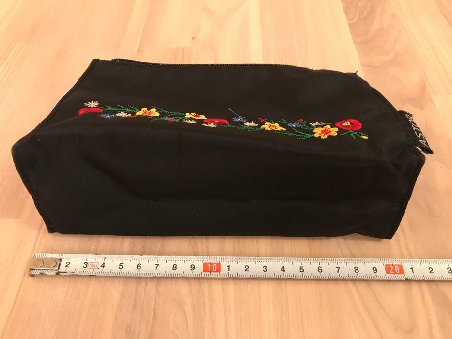 kosmetyczka czarna z haftowanymi kwiatkami