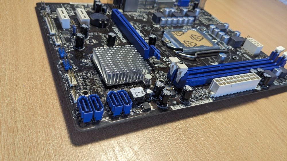 Материнська Плата ASRock H61M-Series (LGA 1155, DDR3]