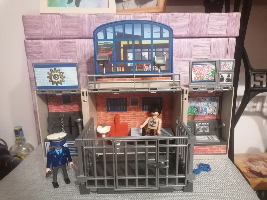 Prisão playmobil, fecha se como uma caixa