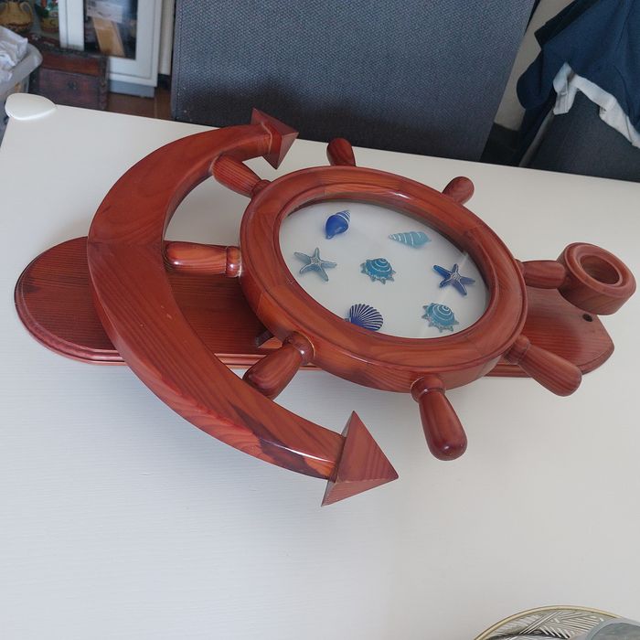 Roda de leme com ancora