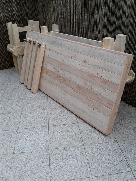 Mesa desmontável com bancos