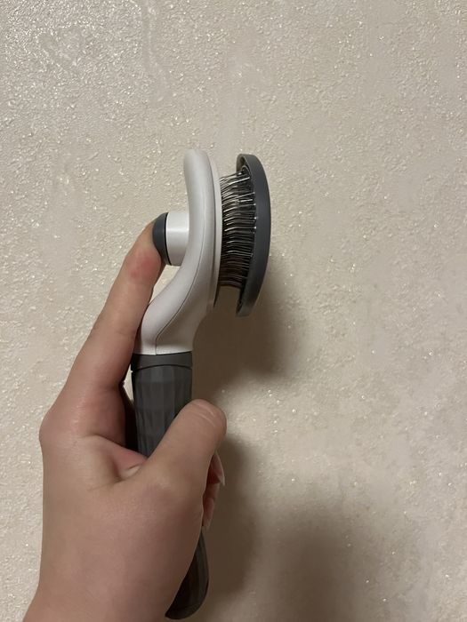 Щітка для тварин із самоочищенням