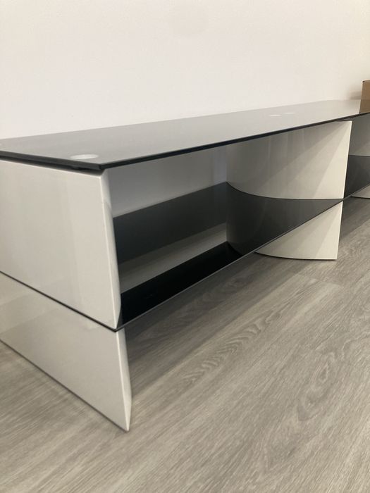 Móvel de TV preto e branco