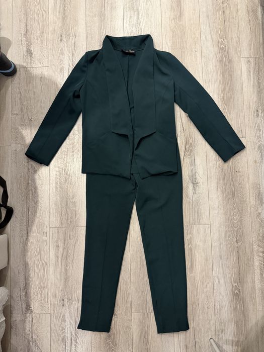 Жіночий класичний костюм