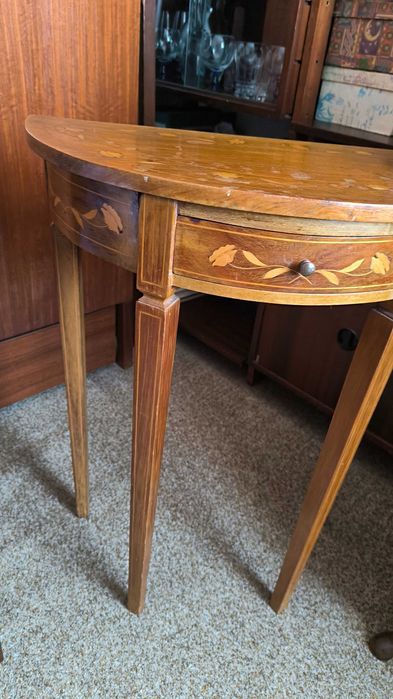 Mesa meia lua com embutidos!! Bom estado!!